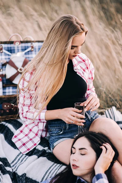 Vackra flickor på picknick i bergen — Stockfoto