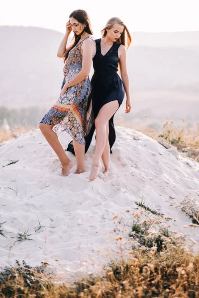 güzel kız kum üzerinde yürümek