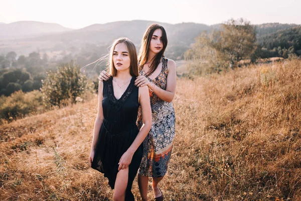 güzel kız dağlarda yürümek