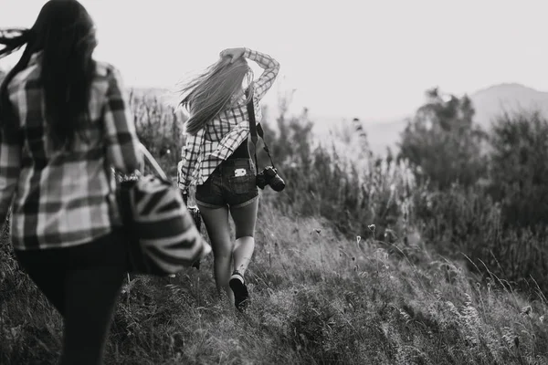 Meninas bonitas com sacos nas montanhas — Fotografia de Stock