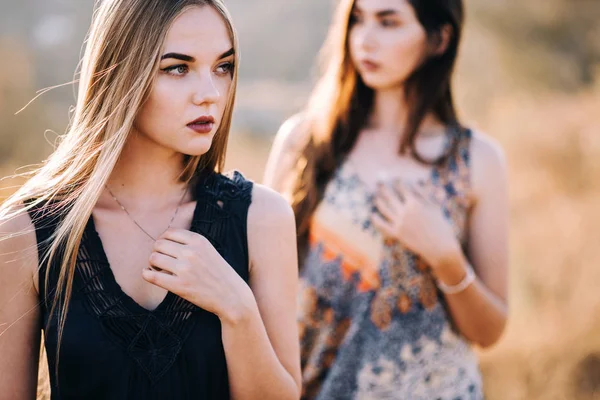 güzel kız dağlarda yürümek