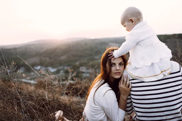 Dağlarda yürüyüş kızı ile genç aile — Stok fotoğraf