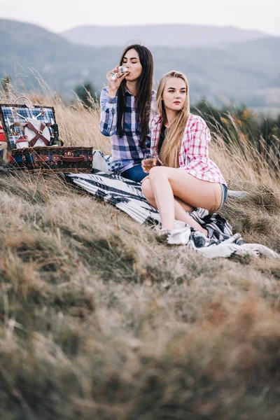 Meninas bonitas em piquenique nas montanhas — Fotografia de Stock