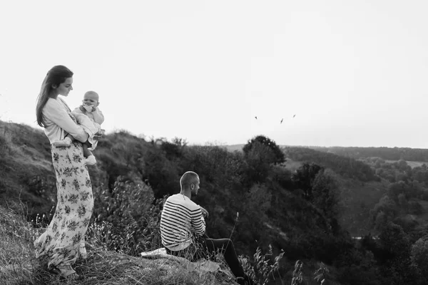 Dağlarda yürüyüş kızı ile genç aile