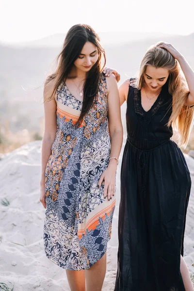 güzel kız kum üzerinde yürümek