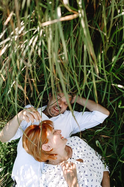 nehir kenarında oturan orta yaşlı çift