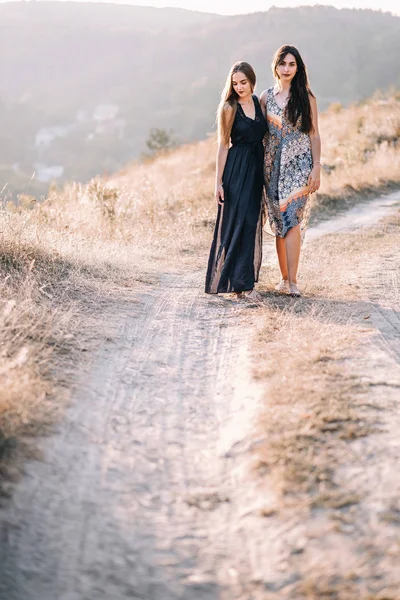 güzel kız dağlarda yürümek