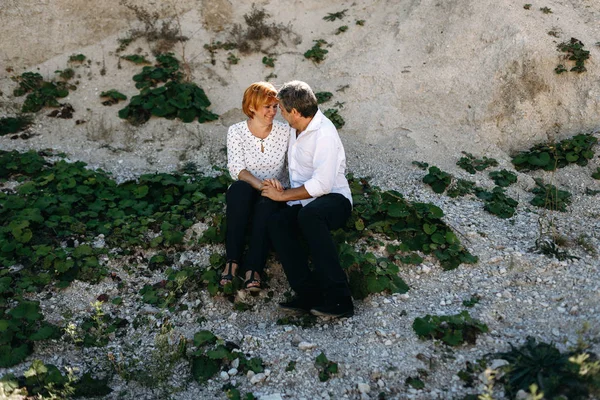 Orta yaşlı çift uçuruma yürür