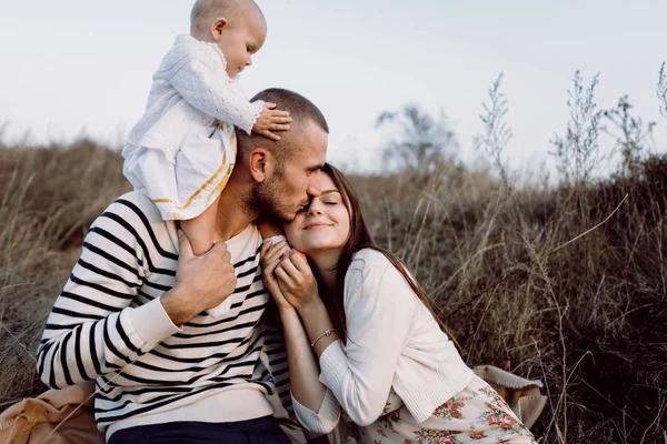 Jeune famille avec fille marchant dans les montagnes — Photo