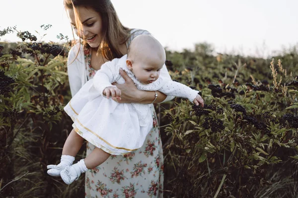 Anne ile kızı dağlarda yürüyüş — Stok fotoğraf