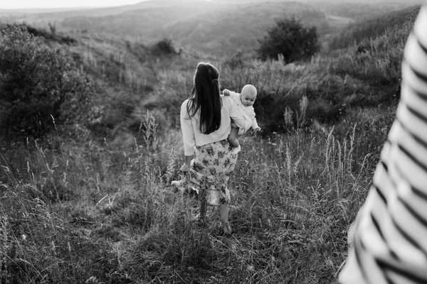 Jeune famille avec fille marchant dans les montagnes — Photo