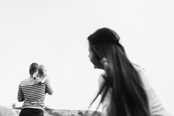 Giovane famiglia con figlia che cammina in montagna — Foto Stock