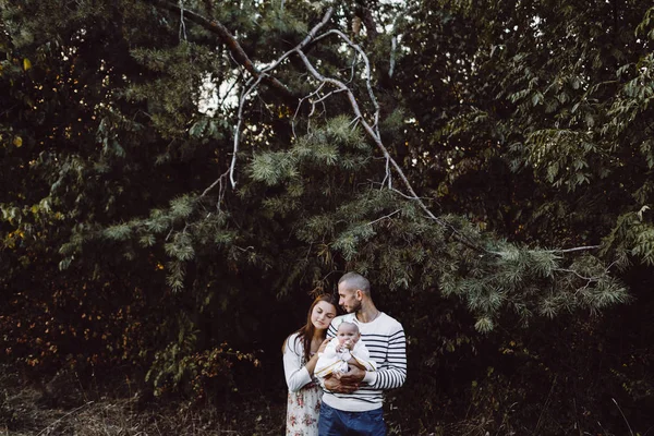 Familia joven con hija caminando en las montañas — Foto de Stock