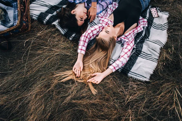 Güzel kızlar dağlarında piknik