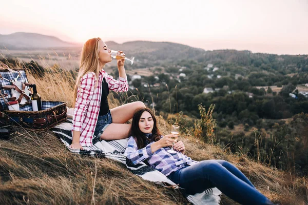 Meninas bonitas em piquenique nas montanhas — Fotografia de Stock