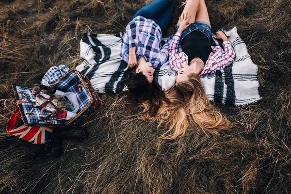 Meninas bonitas em piquenique nas montanhas — Fotografia de Stock