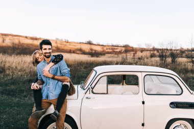 Çift alanındaki retro beyaz araba tarafından