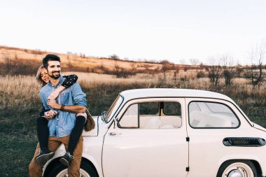 Çift alanındaki retro beyaz araba tarafından