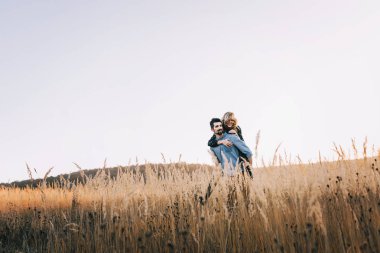 Buğday alanında kucaklayan Çift