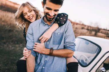 Çift alanındaki retro beyaz araba tarafından