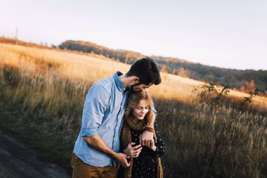 Buğday alanında kucaklayan Çift