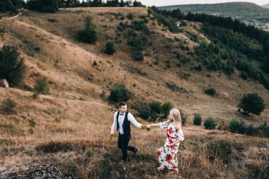 Seven çift dağ manzarası içinde yürüyüş