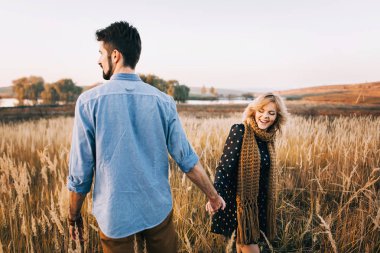 Buğday alanında kucaklayan Çift