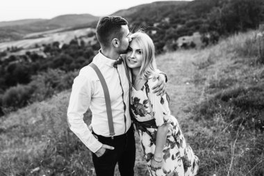 Seven çift dağ manzarası içinde yürüyüş