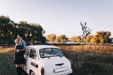 Çift alanındaki retro beyaz araba tarafından