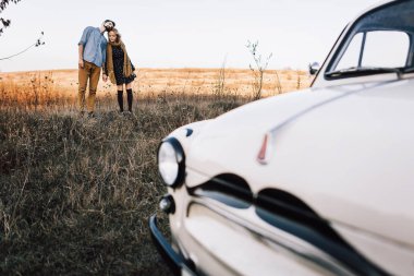 Çift alanındaki retro beyaz araba tarafından