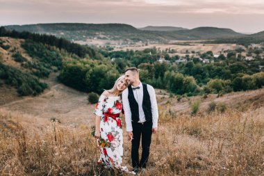 Seven çift dağ manzarası içinde yürüyüş