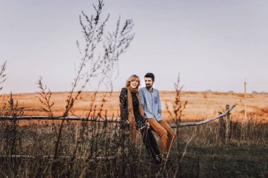 Buğday alanında kucaklayan Çift