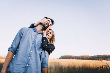 Buğday alanında kucaklayan Çift