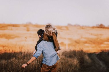 Buğday alanında kucaklayan Çift