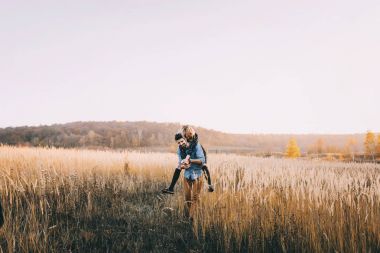 Buğday alanında kucaklayan Çift