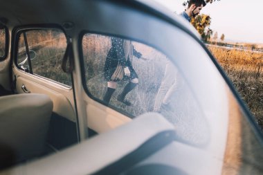 Çift alanındaki retro beyaz araba tarafından