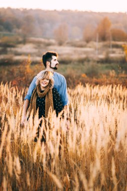 Buğday alanında kucaklayan Çift
