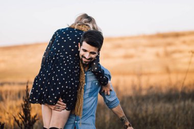 Buğday alanında kucaklayan Çift