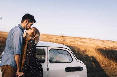 Çift alanındaki retro beyaz araba tarafından