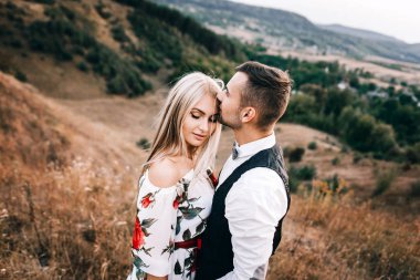 Seven çift dağ manzarası içinde yürüyüş