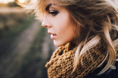 sarışın kadın günbatımı ışığı