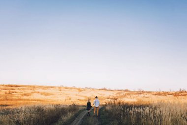 Buğday alanında kucaklayan Çift