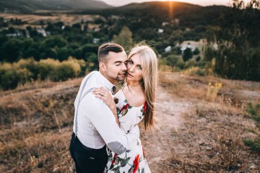 Seven çift dağ manzarası içinde yürüyüş