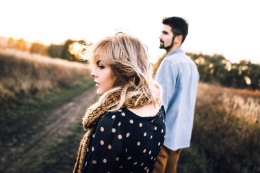 Buğday alanında kucaklayan Çift