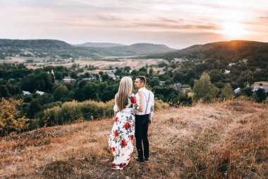 Seven çift dağ manzarası içinde yürüyüş