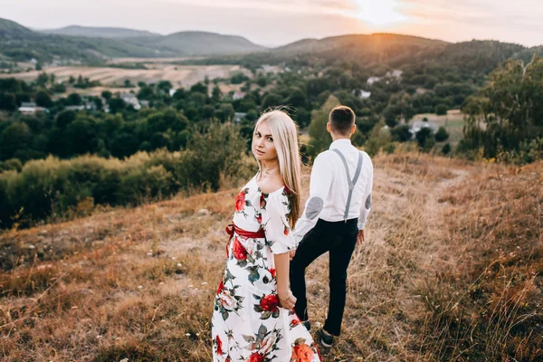 Älskande par på promenad i bergslandskap — Stockfoto