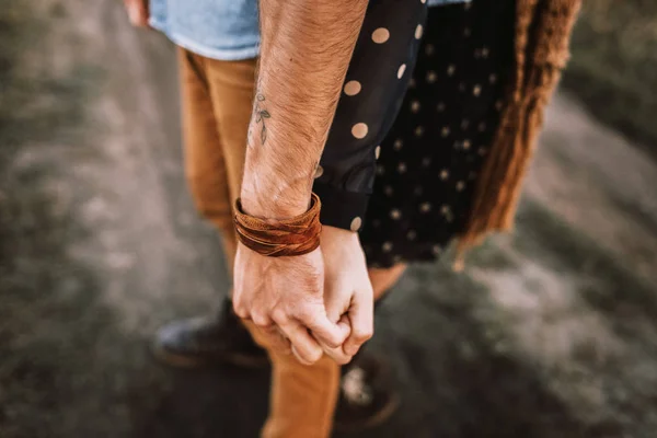 Jeune couple tendre tenant la main — Photo