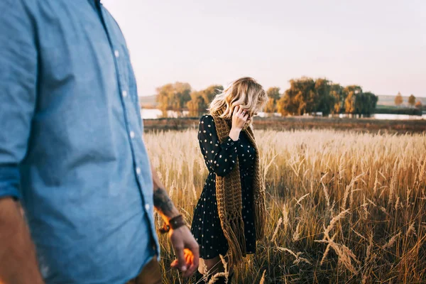 Pareja abrazando en campo de trigo — Foto de Stock