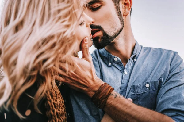 Jovem macio casal beijos — Fotografia de Stock