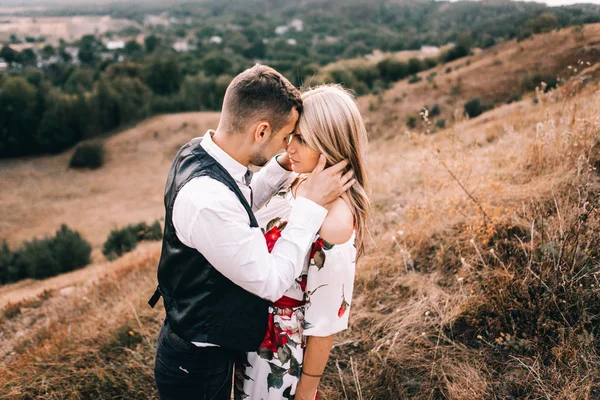 Verliefde paar op wandeling in berglandschap — Stockfoto